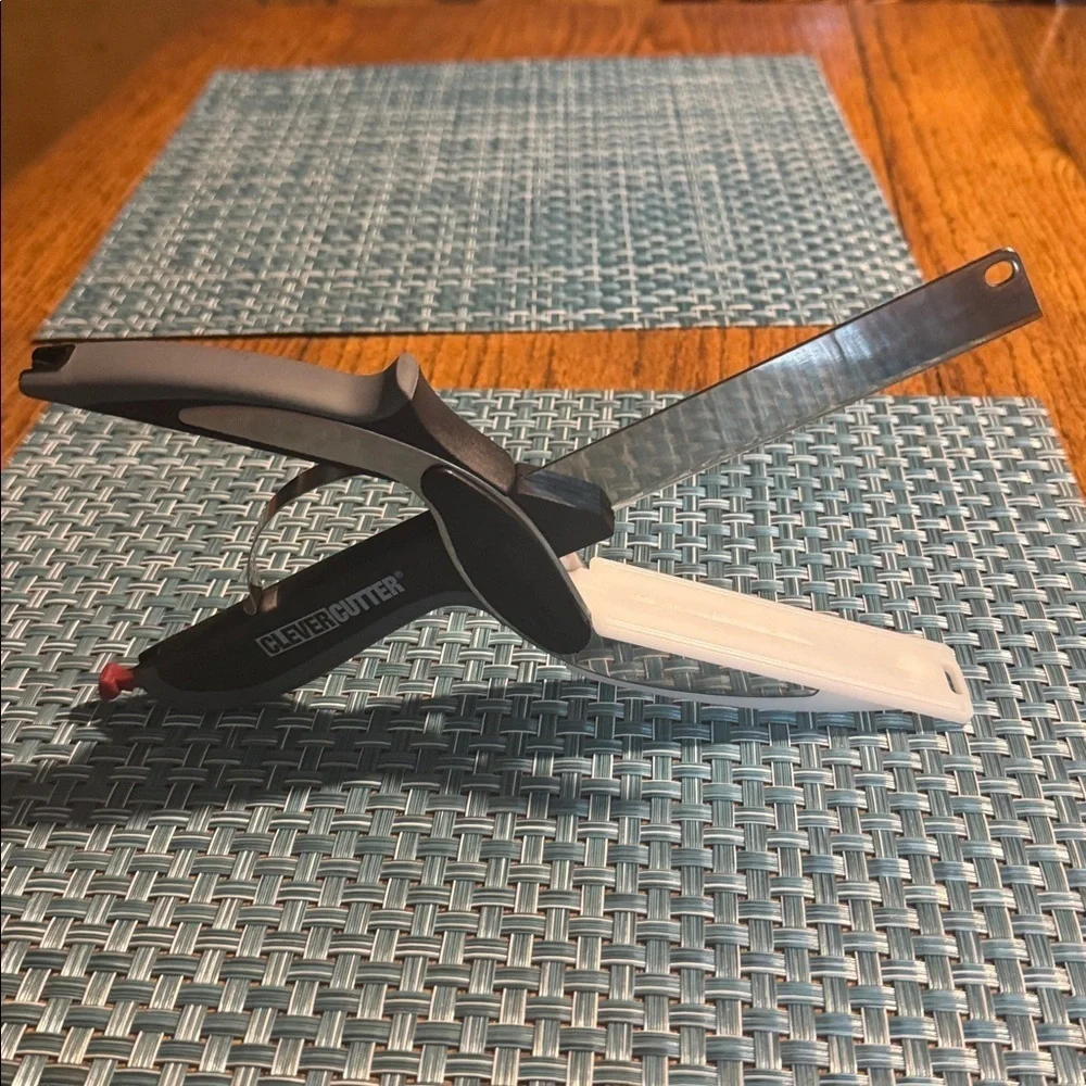 Clever Cutter 2-in-1 Cutting Board scissors